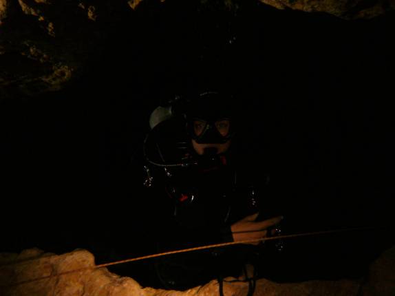 Passagem por 'janela' em caverna alagada em Peacock, na Flórida, Estados Unidos